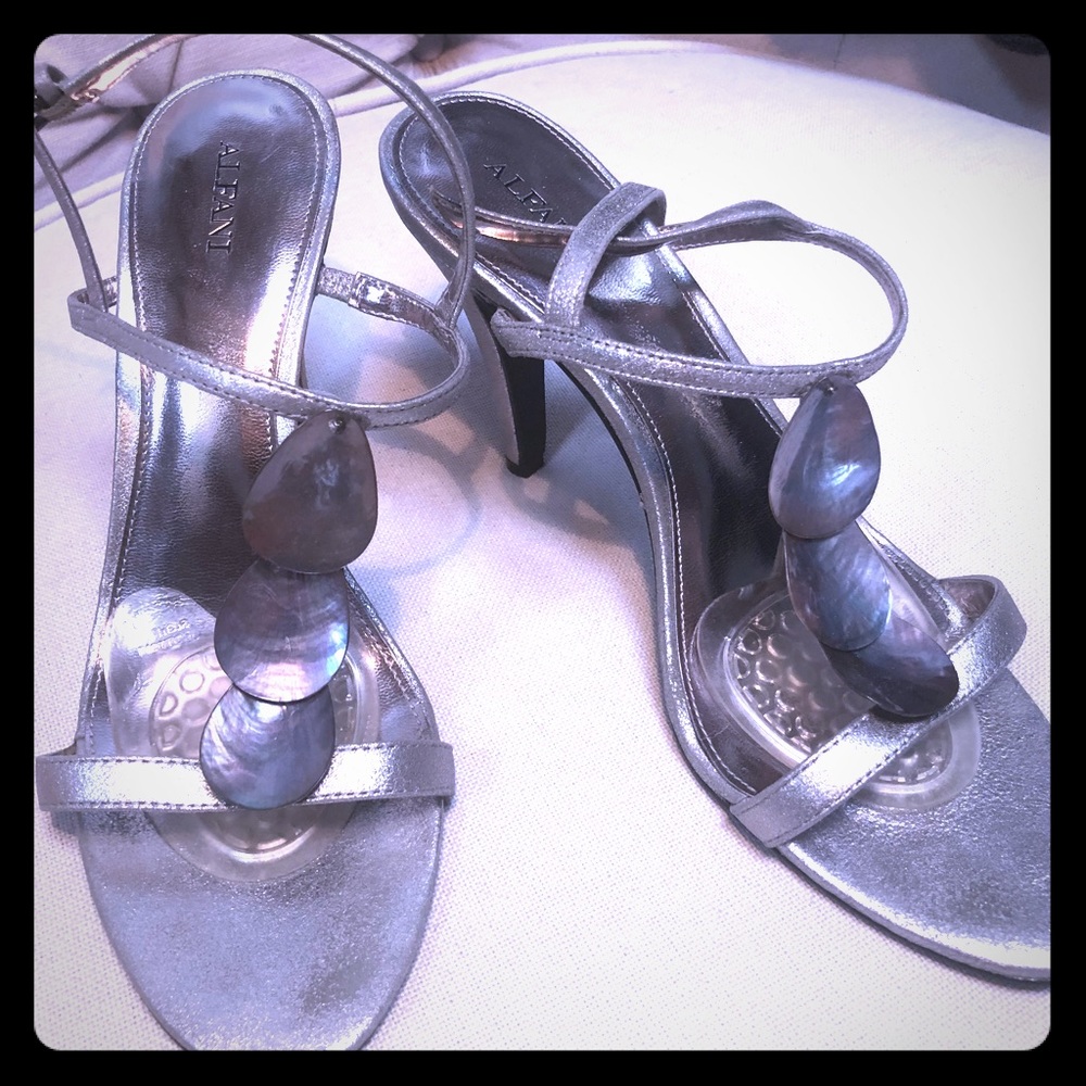 Alfani silver heels/mother of pear detail sz 9